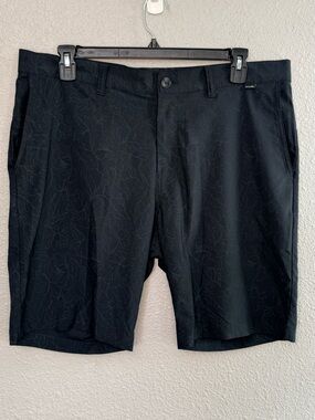 Travis Mathew | Hybrid Golf Shorts Night Cat | Black Floral | Waist 38”